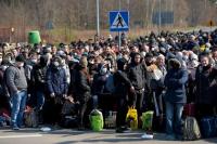 Тисячі українців на польському кордоні нон-стоп вивозять автобусами і пропускають пішоходів